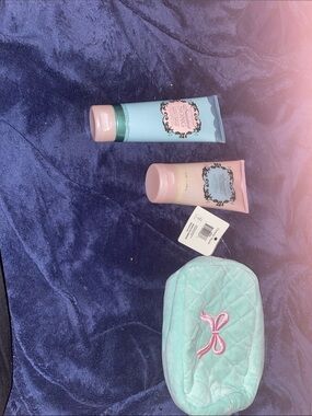 Beth Bath & Bodyworks Sweetest Song Wash Set with Mint Quilted Pouch